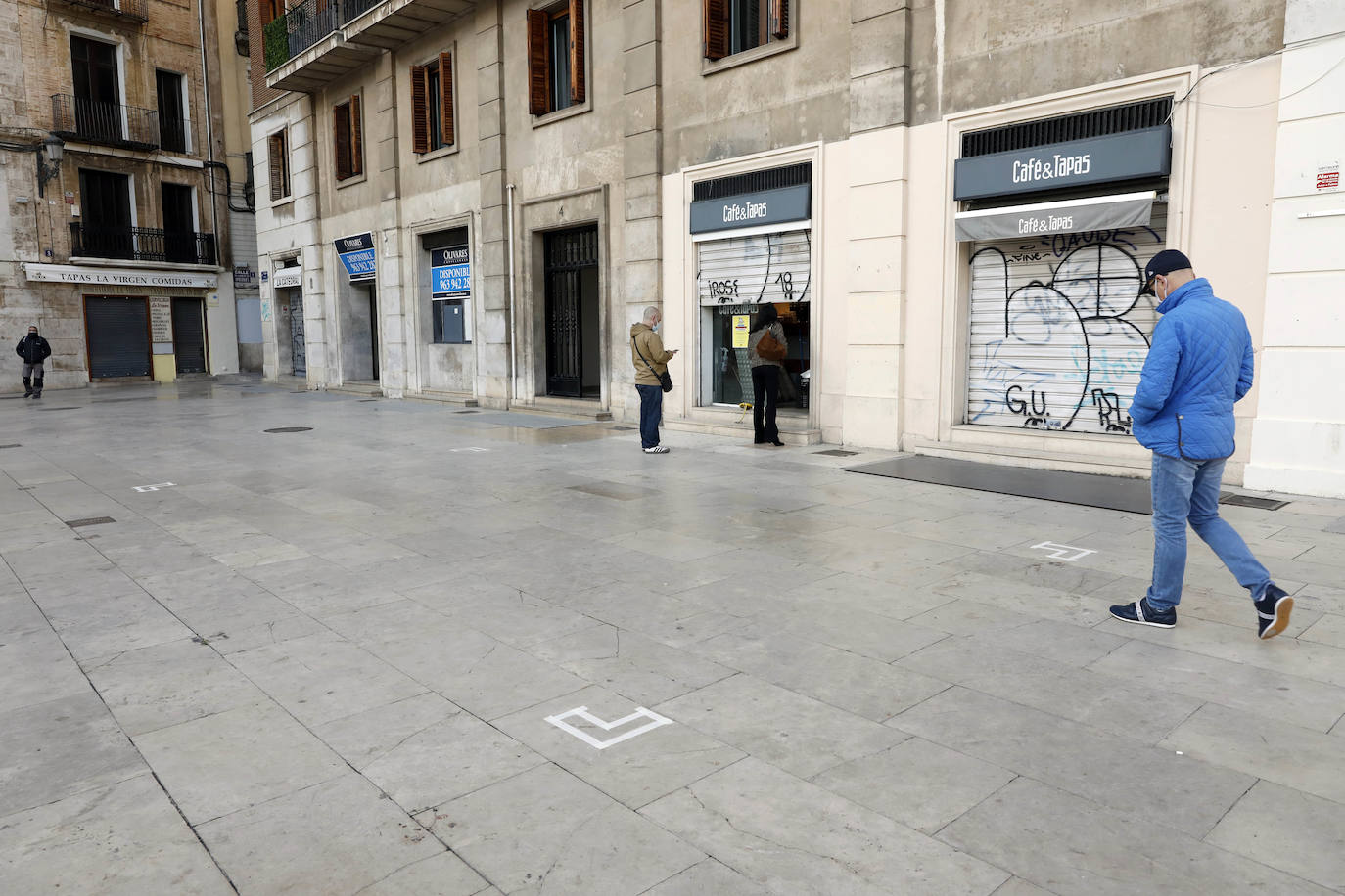 Fotos: Técnicos del Ayuntamiento de Valencia delimitan el aforo de las terrazas de la plaza de la Virgen