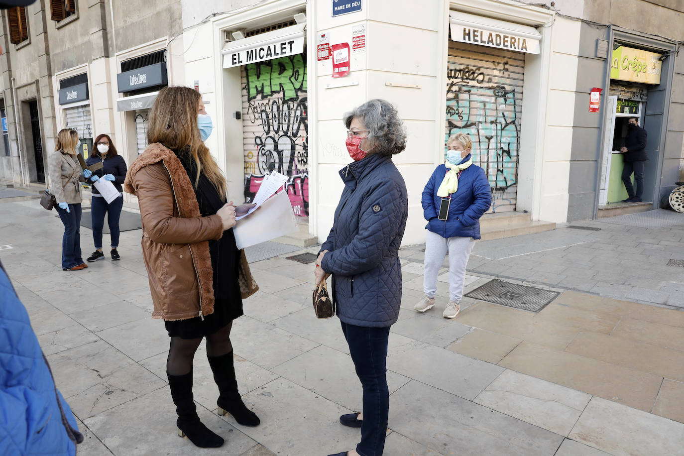 Fotos: Técnicos del Ayuntamiento de Valencia delimitan el aforo de las terrazas de la plaza de la Virgen