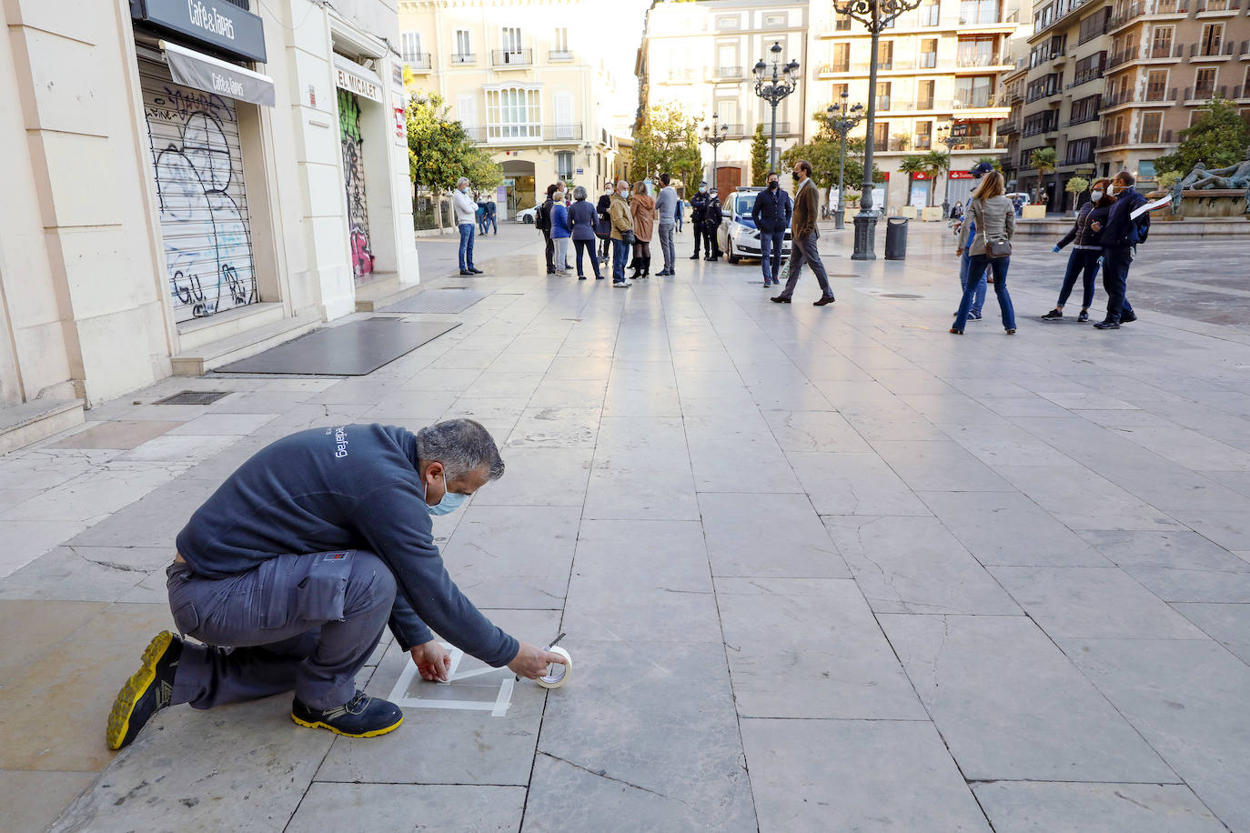 Fotos: Técnicos del Ayuntamiento de Valencia delimitan el aforo de las terrazas de la plaza de la Virgen