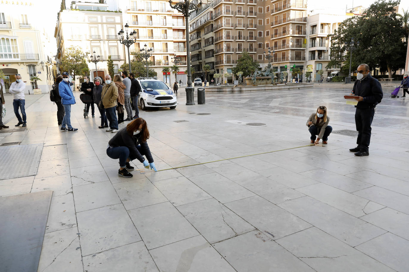 Fotos: Técnicos del Ayuntamiento de Valencia delimitan el aforo de las terrazas de la plaza de la Virgen