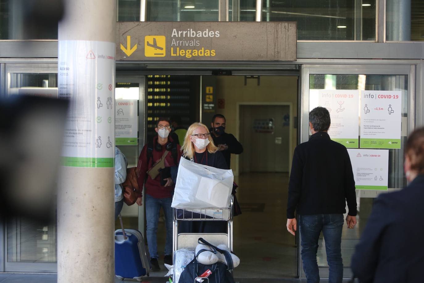 Los aeropuertos de Valencia y Alicante han empezado este lunes a reclamar las pruebas PCR realizadas en las últimas 72 horas a los pasajeros procedentes de vuelos internacionales. Si los usuarios no la han realizado, se les efectúa un test rápido. 