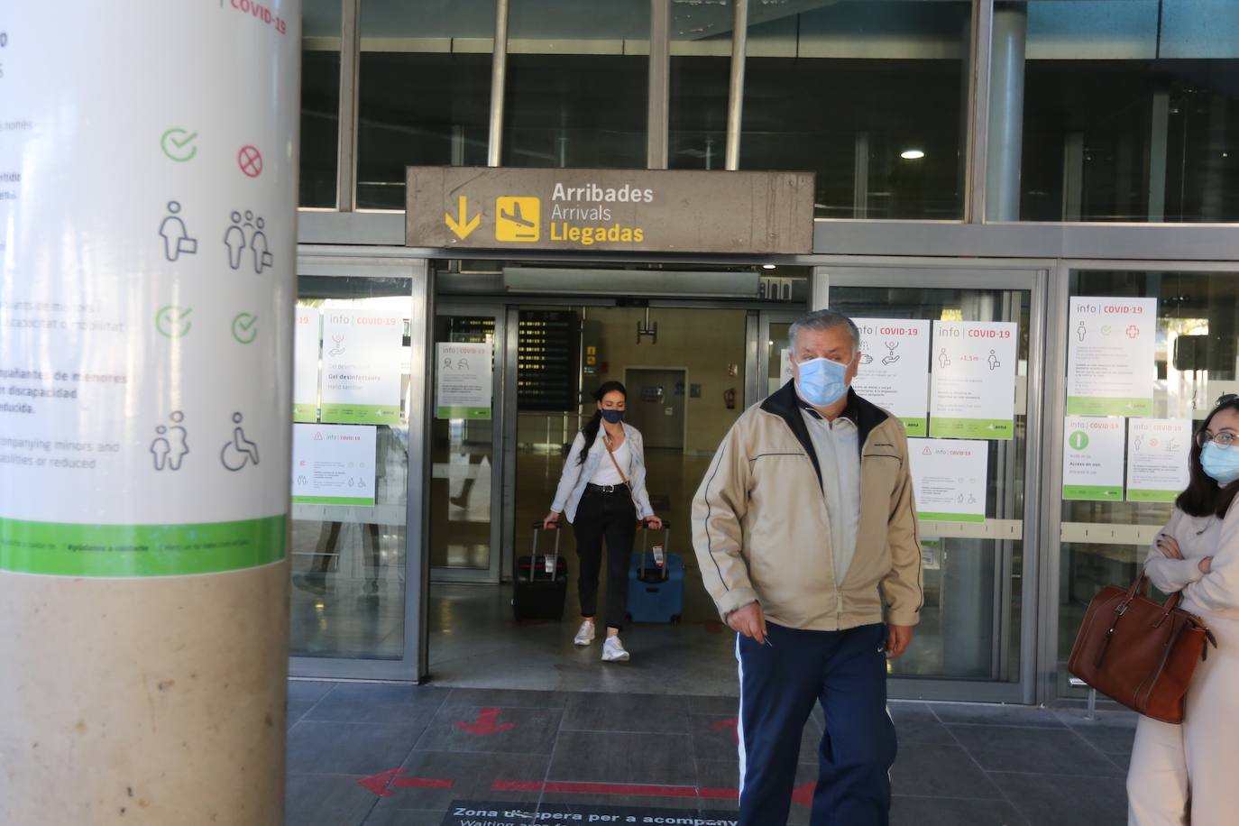 Los aeropuertos de Valencia y Alicante han empezado este lunes a reclamar las pruebas PCR realizadas en las últimas 72 horas a los pasajeros procedentes de vuelos internacionales. Si los usuarios no la han realizado, se les efectúa un test rápido. 