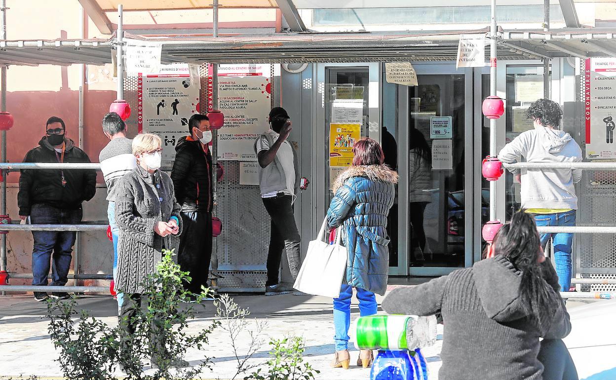 Usuarios hacen cola a las puertas del centro de salud Padre Jofre de Valencia, ayer.