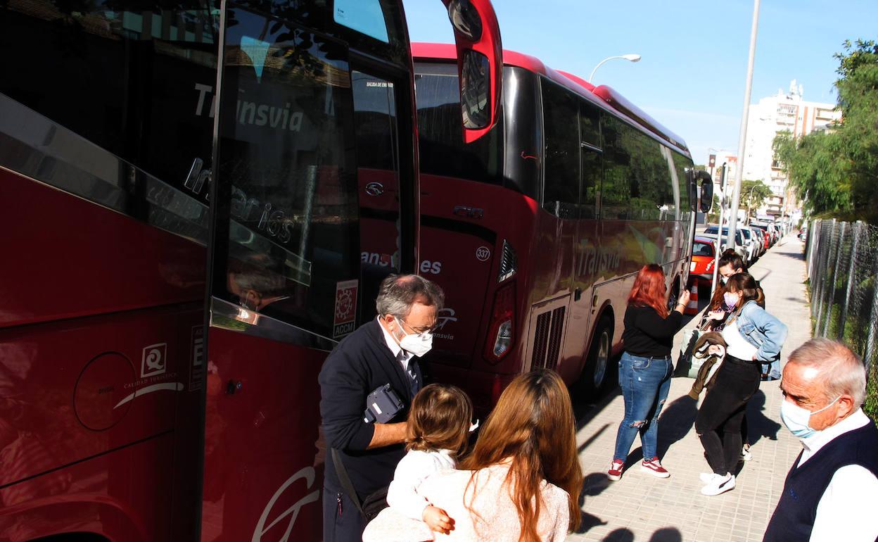 Varios usuarios de la línea 9 del TRAM esperan para coger el autobús en la capital de la Marina Alta.