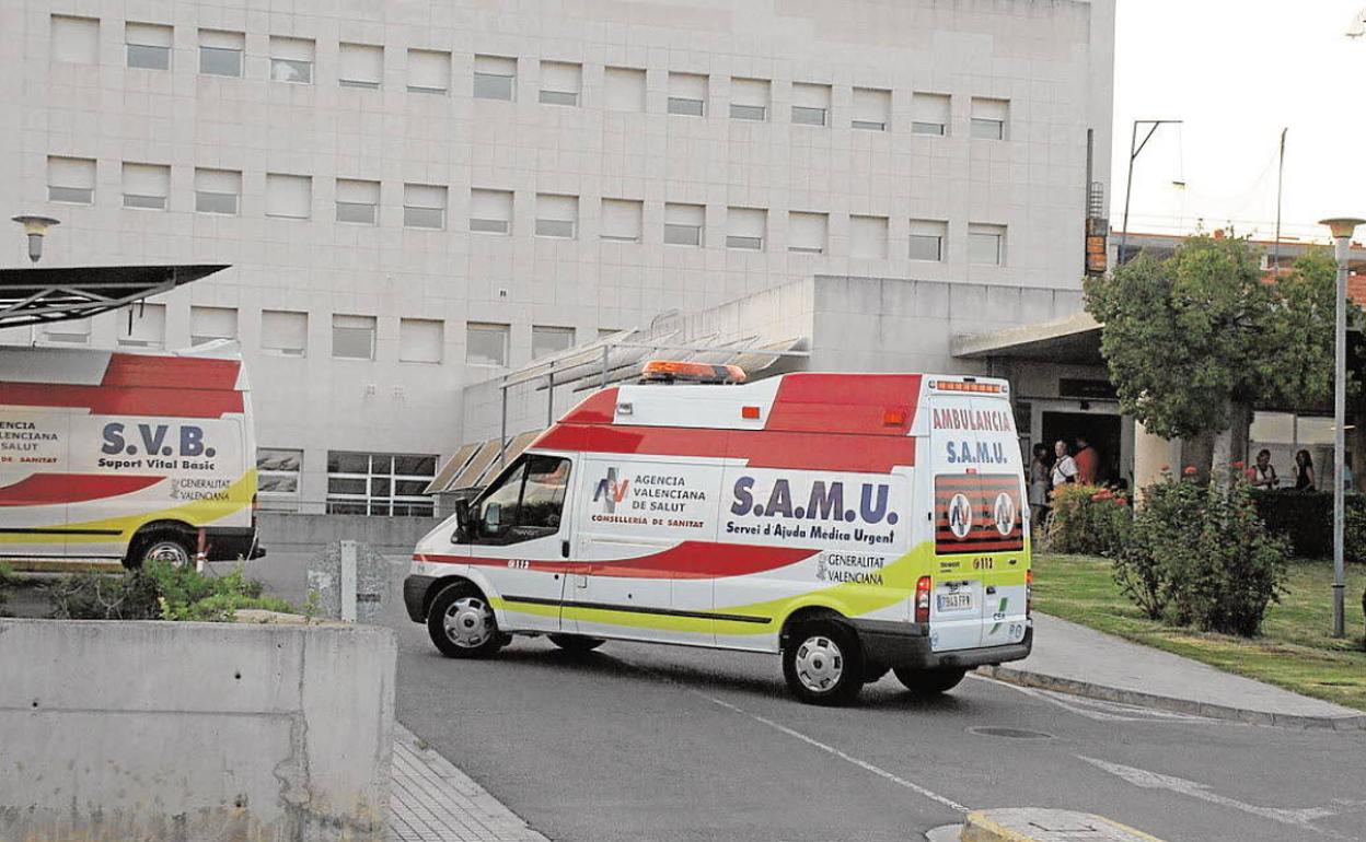 Imagen de archivo de dos ambulancias en el hospital comarcal de Vinaròs, donde fue trasladado el conductor.