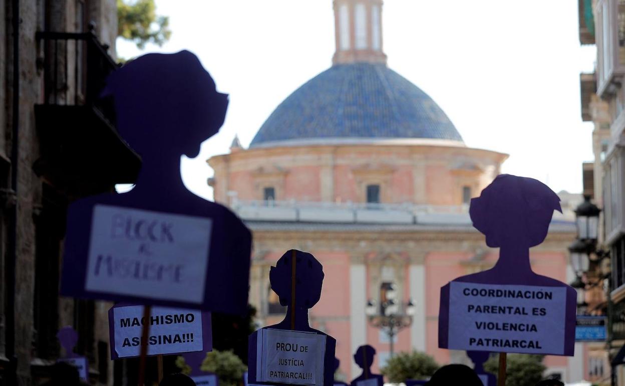 Concentración celebrada esta mañana ante la Generalitat con motivo del Día Internacional para la eliminación de la violencia contra las mujeres. 