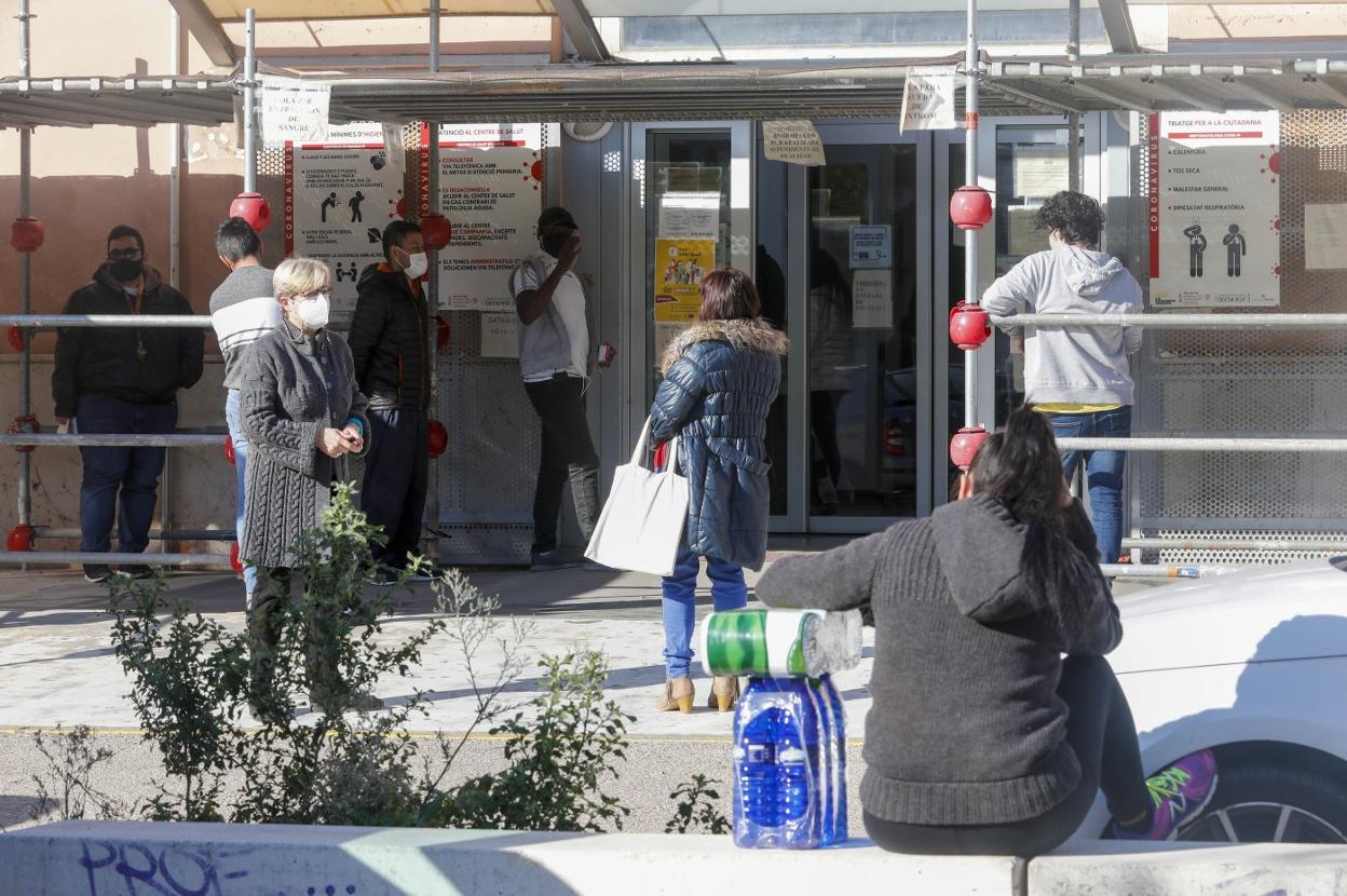 Usuarios hacen cola a las puertas del centro de salud Padre Jofre de Valencia, ayer. irene marsilla