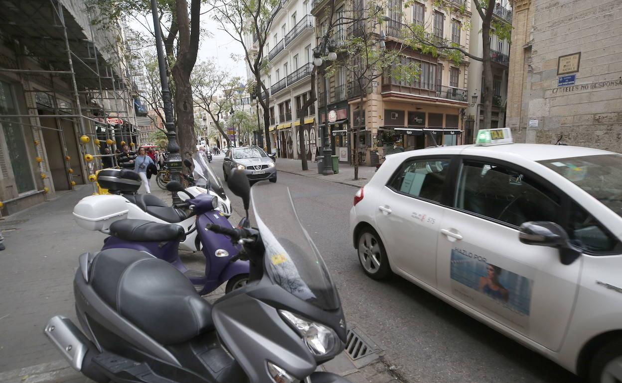 Vehículos recorren la calle San Vicente, dentro de la futura área de prioridad residencial. 