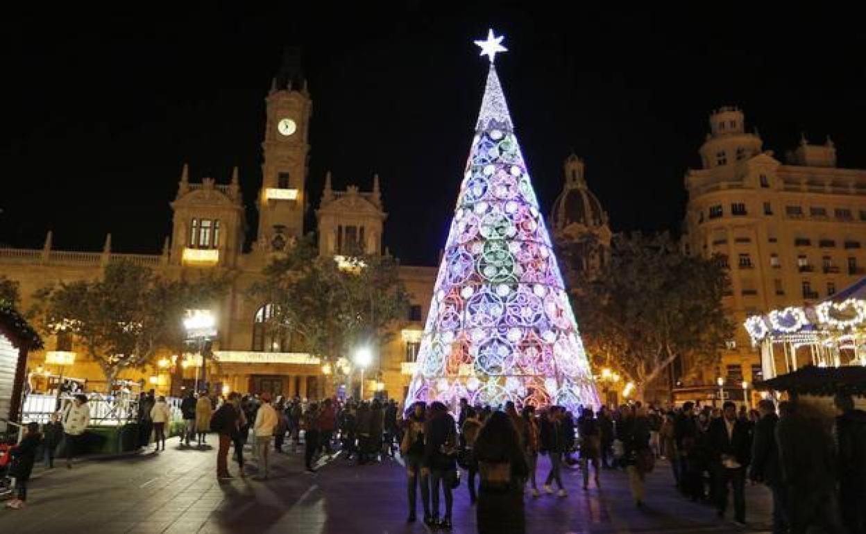 La plaza del Ayuntamiento de Valencia, decorada por Navidad en una foto de archivo.