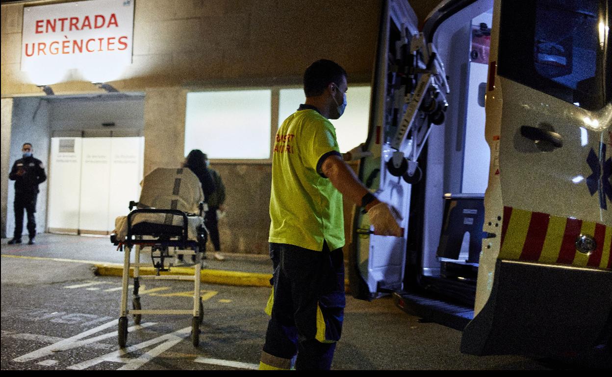 Una ambulancia en el Clínico, en una imagen de archivo