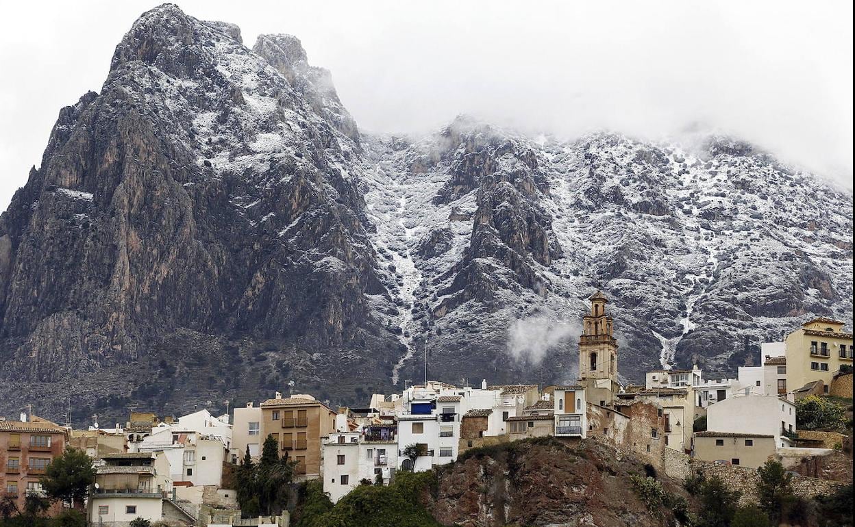 El macizo del Puig Campana, cubierto de nieve, en una imagen de archivo.