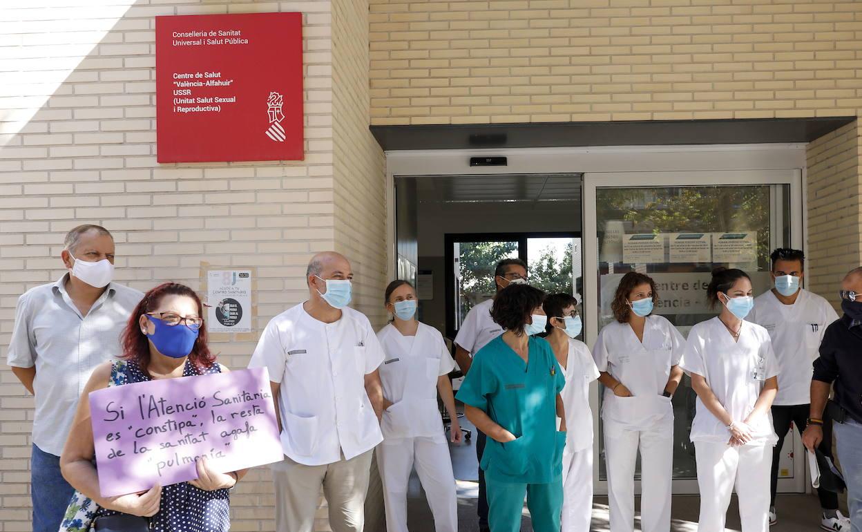 Personal sanitario durante una protesta a las puertas de un centro de salud valenciano.