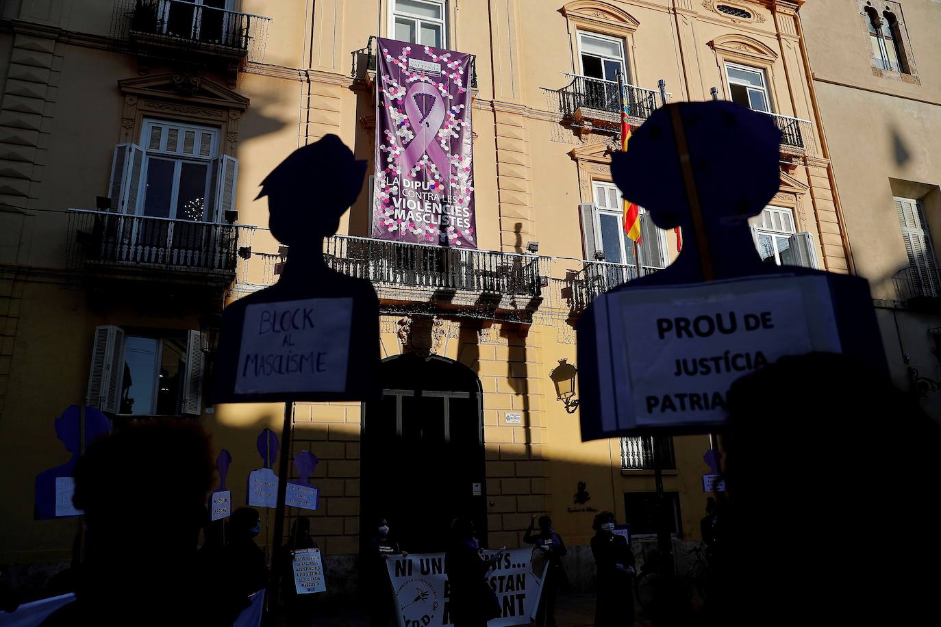 Fotos: Concentración en Valencia por el Día Internacional de la Eliminación de la Violencia contra la Mujer 2020