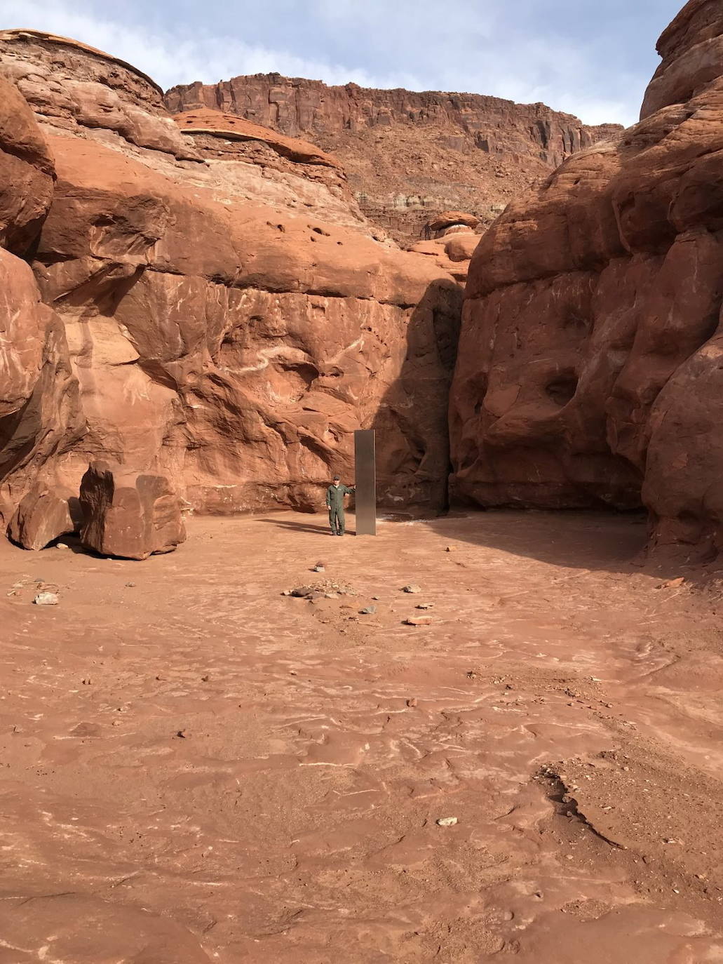 Primero fue la pieza de metal de Utah -en la imagen- y, ahora, la de Rumanía. Han encontrado un nuevo monolito, esta vez en la 'Montaña Sagrada' de Rumanía y que sigue la estela de la que apareció en un desierto de Utah y que ha sido expoliada. No es el rumano el mismo monolito que su 'gemelo' aparecido y desaparecido en Utah, pero su altura, unos tres metros, es casi igual, y también su construcción a base de acero pulido. El monolito europeo apareció en una propiedad privada, pero está dentro de lo que se considera un área protegida por su alto valor arqueológico, por lo que preocupa que la zona se llene ahora de curiosos como sucedió en Estados Unidos. Por su parte, el obelisco de metal de Utah ha encendido la imaginación de los observadores de ovnis, teóricos de la conspiración y fanáticos del difunto cineasta británico Stanley Kubrick