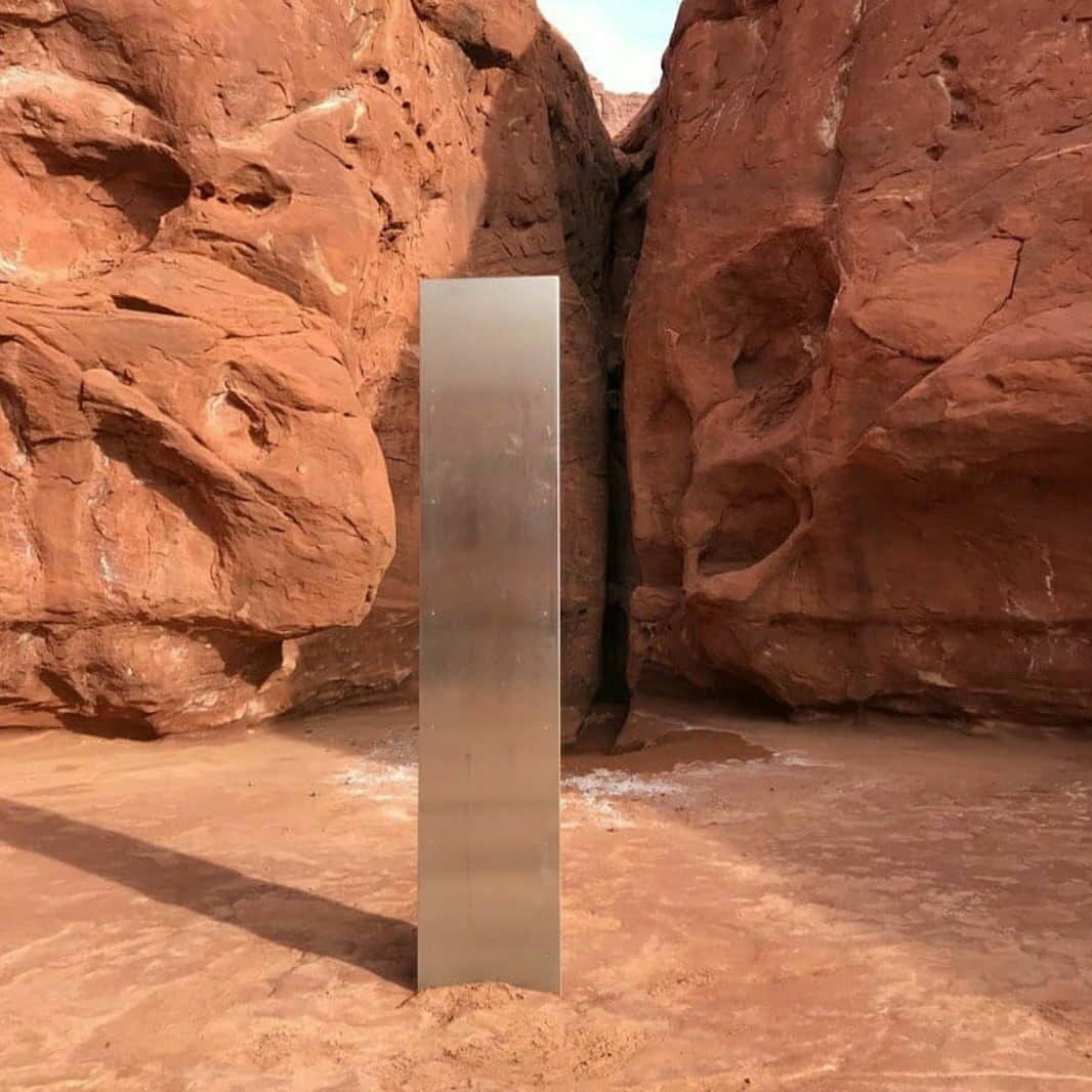 Primero fue la pieza de metal de Utah -en la imagen- y, ahora, la de Rumanía. Han encontrado un nuevo monolito, esta vez en la 'Montaña Sagrada' de Rumanía y que sigue la estela de la que apareció en un desierto de Utah y que ha sido expoliada. No es el rumano el mismo monolito que su 'gemelo' aparecido y desaparecido en Utah, pero su altura, unos tres metros, es casi igual, y también su construcción a base de acero pulido. El monolito europeo apareció en una propiedad privada, pero está dentro de lo que se considera un área protegida por su alto valor arqueológico, por lo que preocupa que la zona se llene ahora de curiosos como sucedió en Estados Unidos. Por su parte, el obelisco de metal de Utah ha encendido la imaginación de los observadores de ovnis, teóricos de la conspiración y fanáticos del difunto cineasta británico Stanley Kubrick