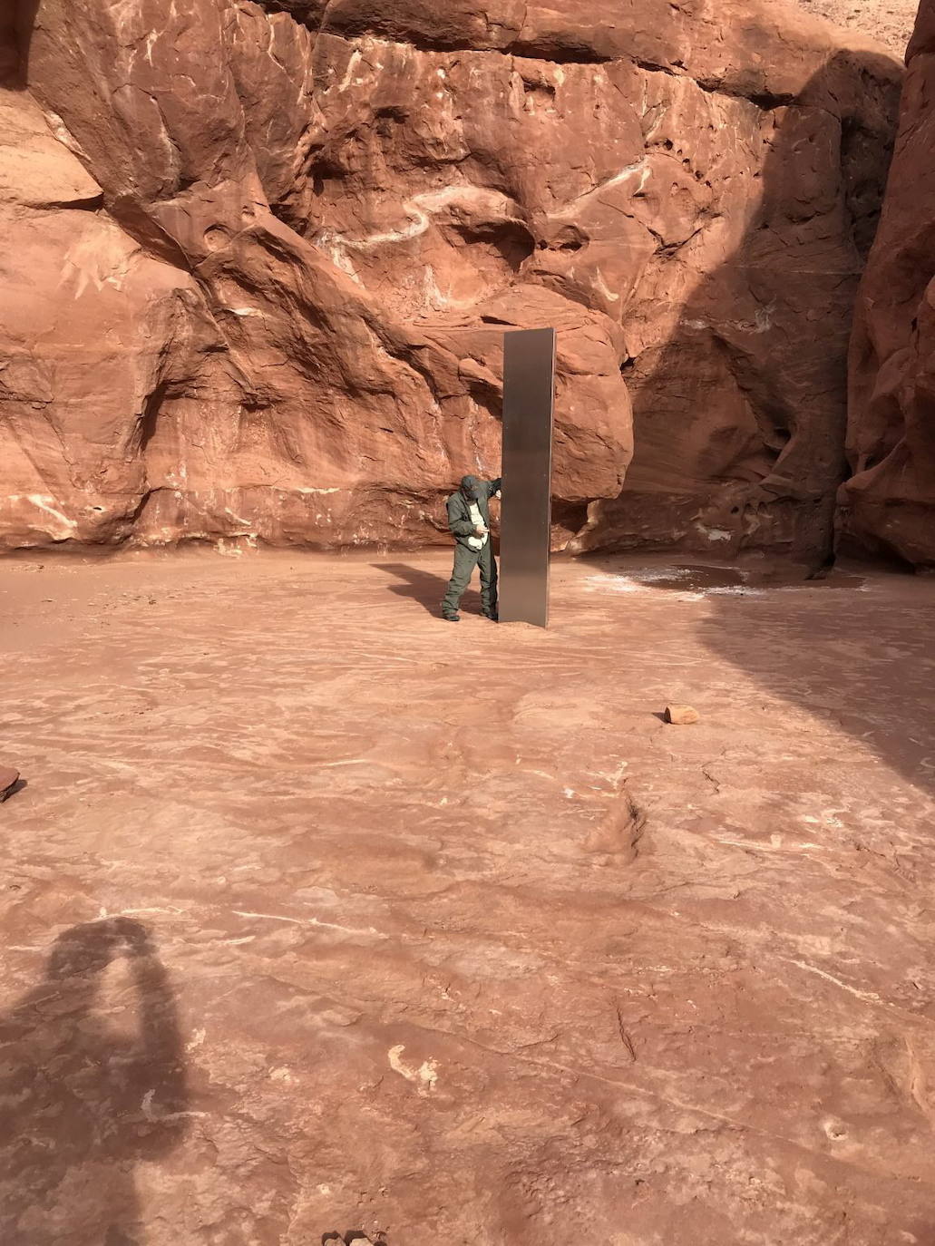 Primero fue la pieza de metal de Utah -en la imagen- y, ahora, la de Rumanía. Han encontrado un nuevo monolito, esta vez en la 'Montaña Sagrada' de Rumanía y que sigue la estela de la que apareció en un desierto de Utah y que ha sido expoliada. No es el rumano el mismo monolito que su 'gemelo' aparecido y desaparecido en Utah, pero su altura, unos tres metros, es casi igual, y también su construcción a base de acero pulido. El monolito europeo apareció en una propiedad privada, pero está dentro de lo que se considera un área protegida por su alto valor arqueológico, por lo que preocupa que la zona se llene ahora de curiosos como sucedió en Estados Unidos. Por su parte, el obelisco de metal de Utah ha encendido la imaginación de los observadores de ovnis, teóricos de la conspiración y fanáticos del difunto cineasta británico Stanley Kubrick