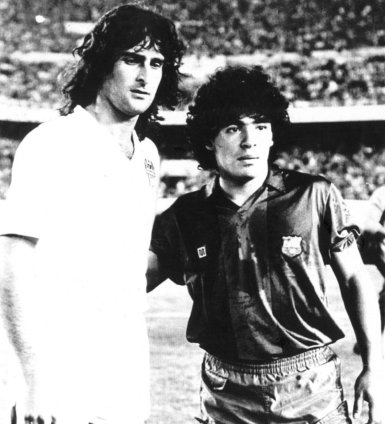 Kempes y Maradona, momentos antes del Valencia-Barça de 1982 en Mestalla. 