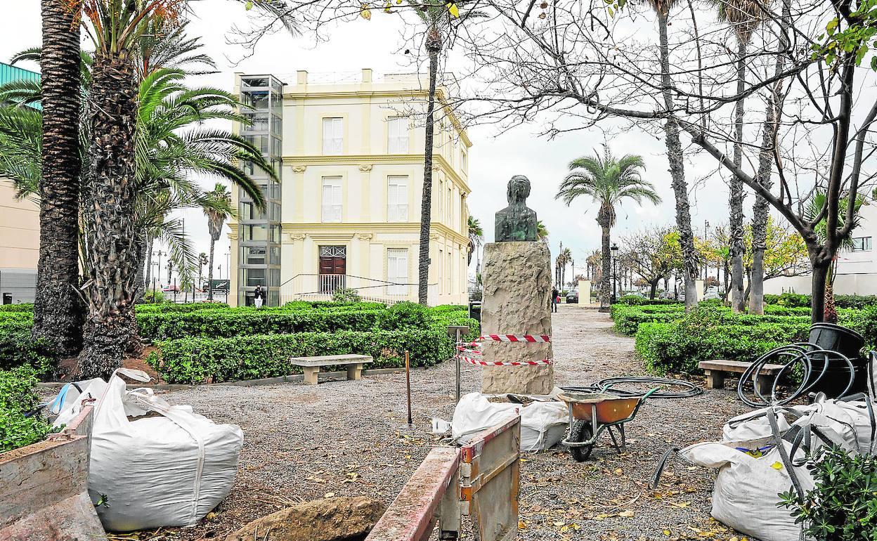 Trabajos en el jardín del chalé de la Malvarrosa. 