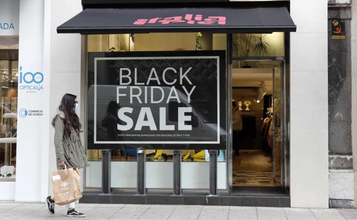 Una tienda publicita sus ofertas por el 'Black Friday'.