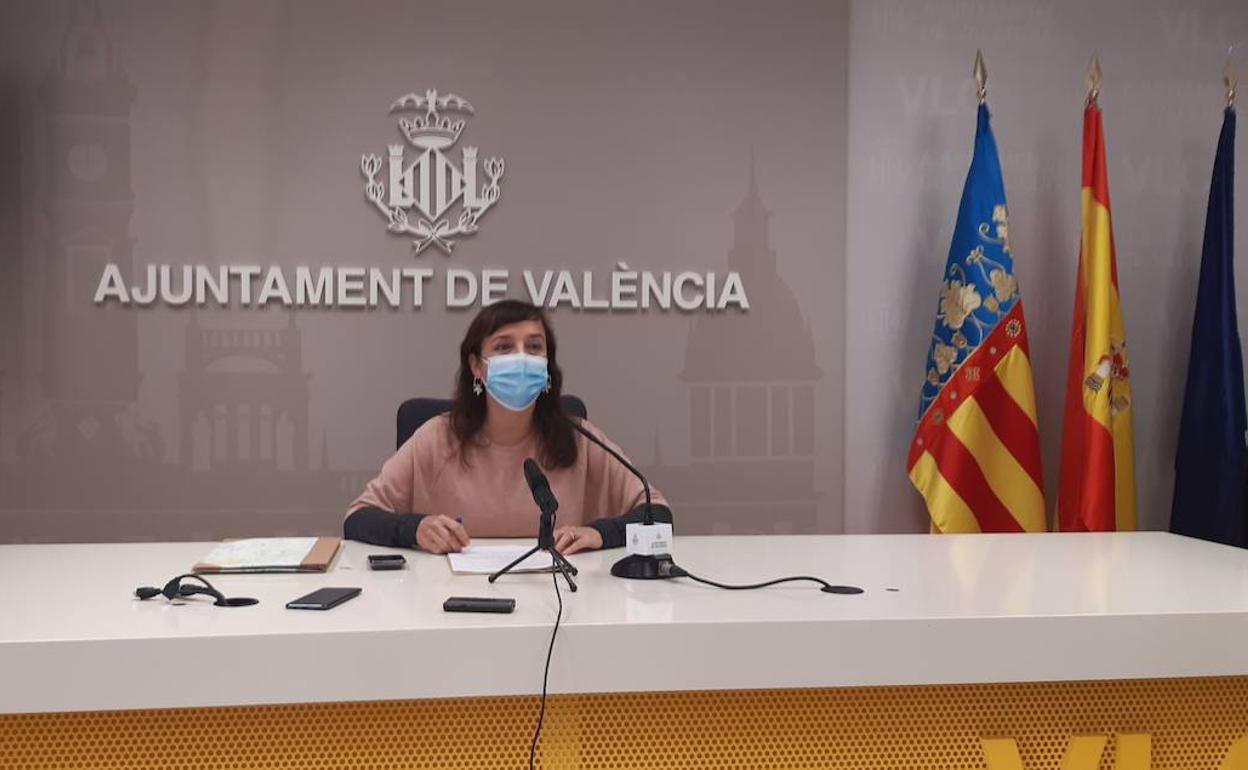 Isabel Lozano, concejal de Servicios Sociales, en la rueda de prensa. 