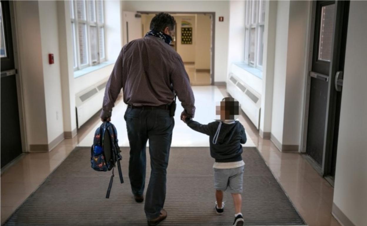 Un padre y su hijo, en un colegio americano.