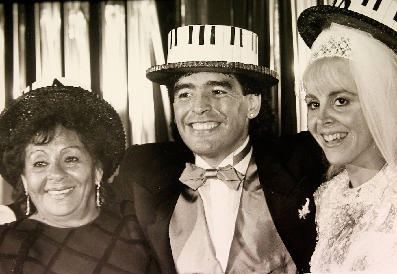 Diego Maradona junto a su mujer, Claudia Villafane, y su madre Dalma, en 1989.