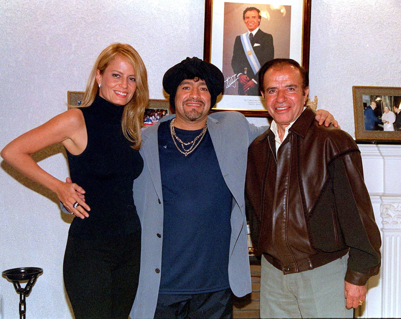 Maradona, en 2001, posa junto al expresidente de Argentina Carlos Menem y su mujer Cecilia Bolocco.