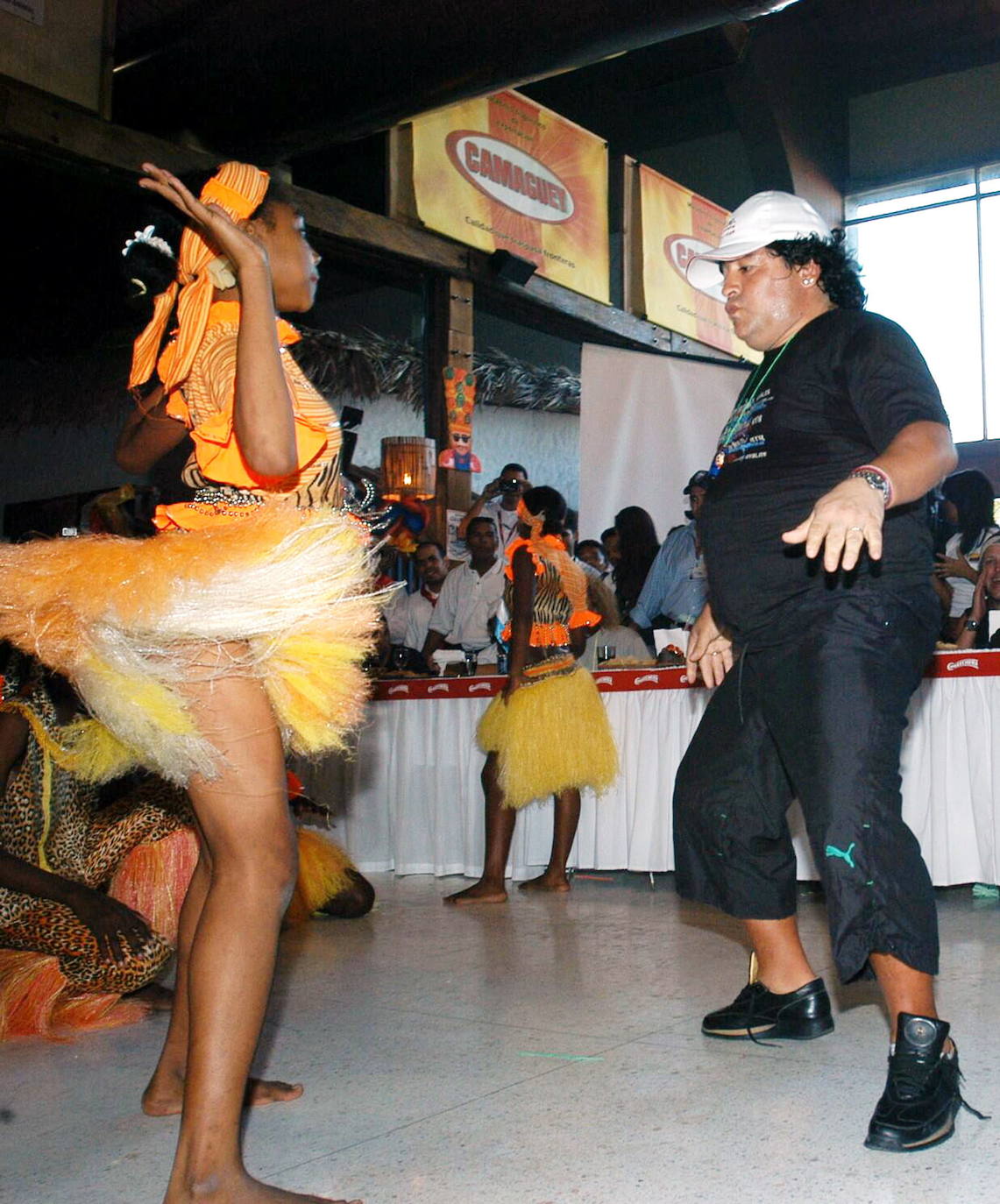 Maradona baila en Barranquilla durante su visita a Colombia en 2004.