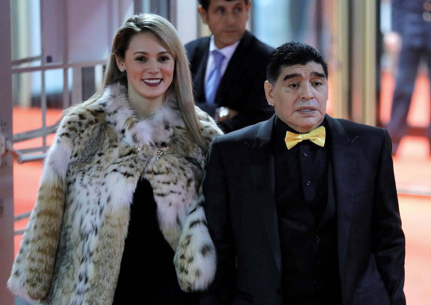 Maradona y su novia, Rocío Oliva, llegan al sorteo para el Mundial de Rusia 2018.