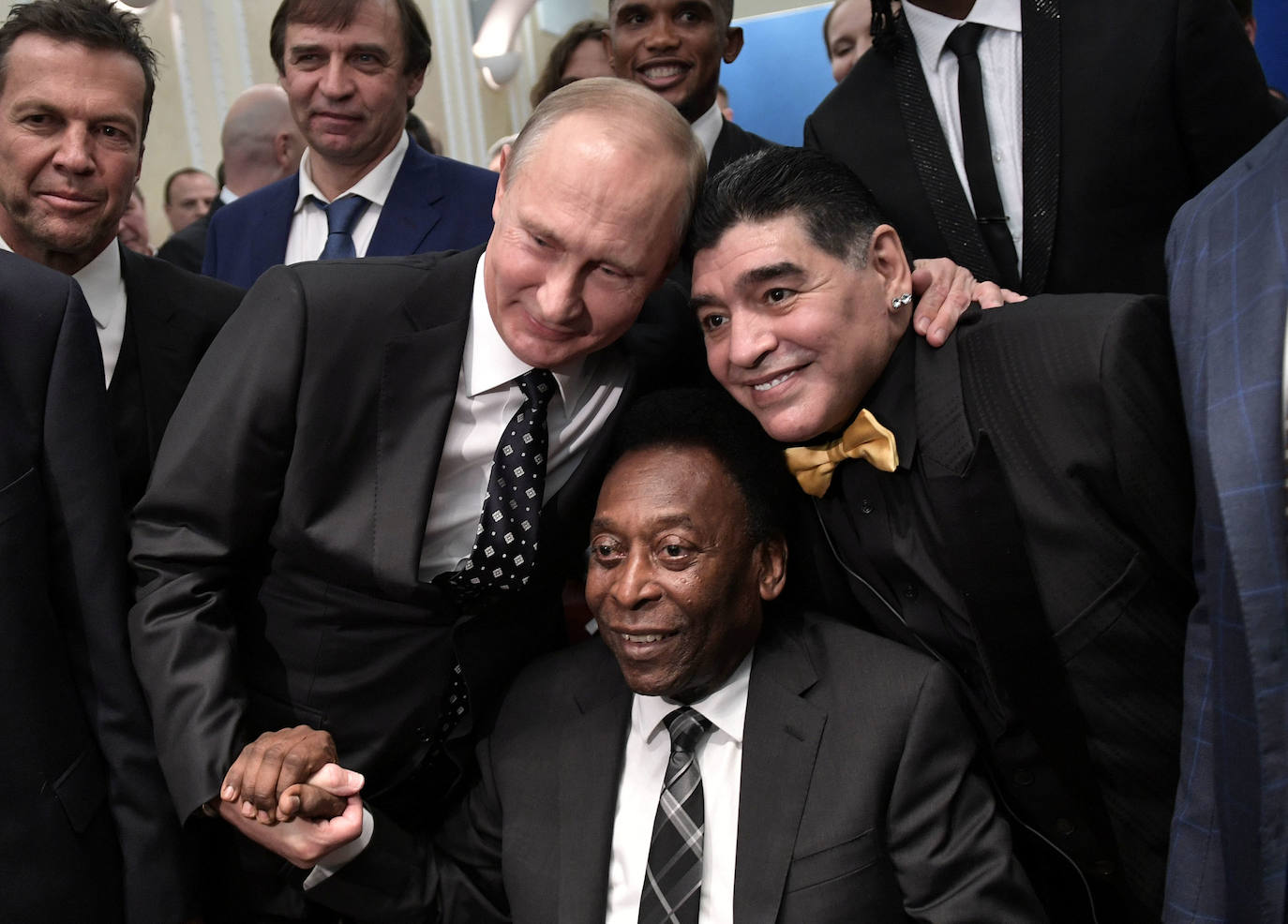 Maradona posa junto a Pelé y el presidente de Rusia Vladimir Putin (2017).