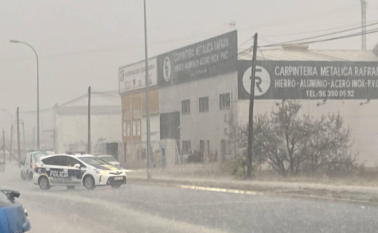 La calle Ciudad de Barcelona, durante las lluvias de esta mañana. 