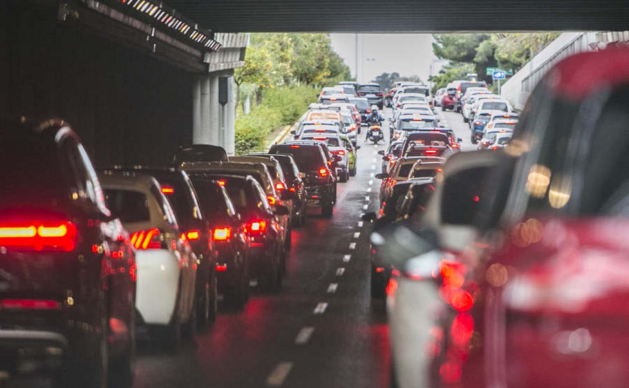 Atasco en un paso inferior de la ciudad de Valencia.