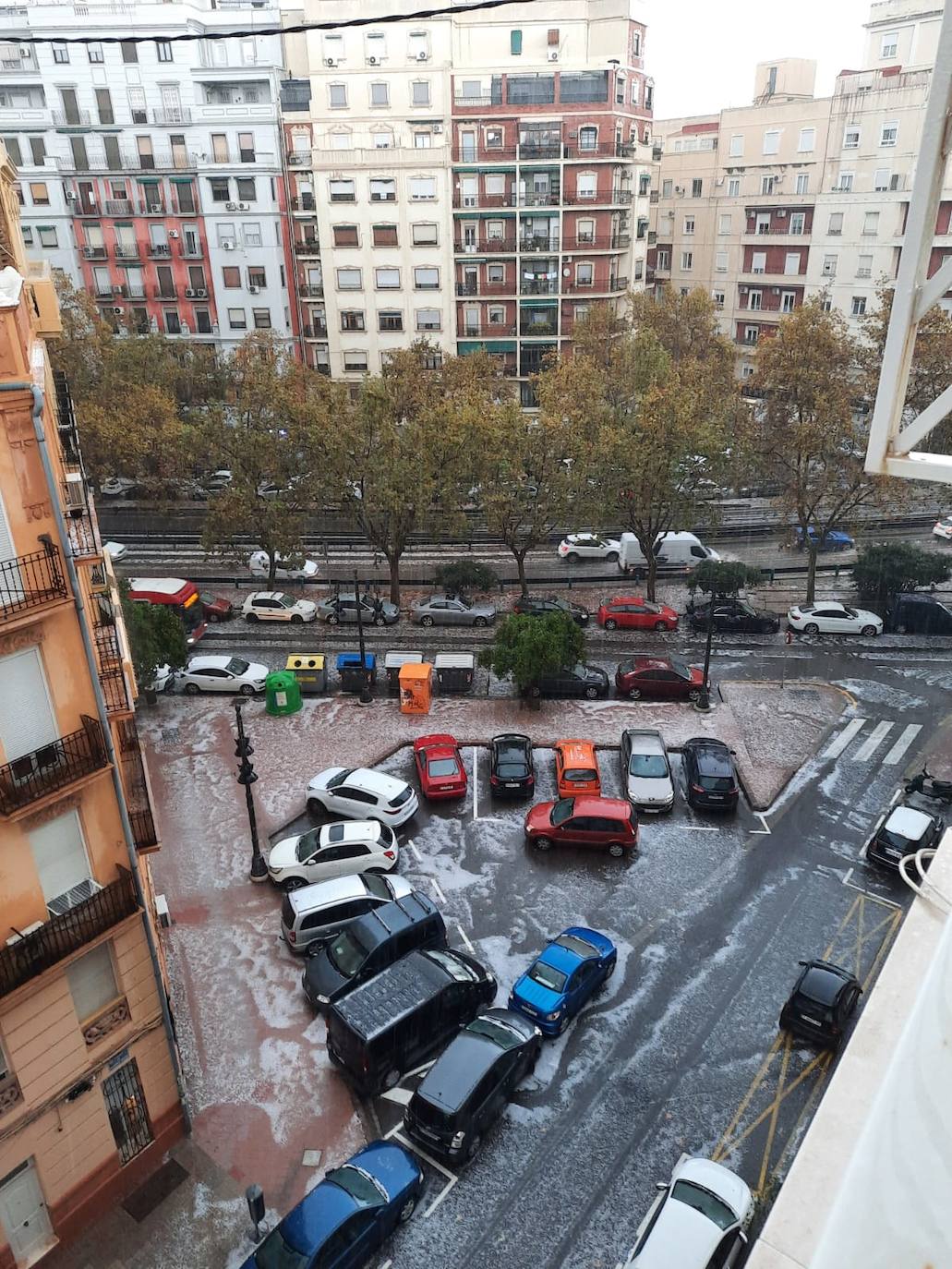 Vistas desde un balcón de Valencia, lleno de granizo.