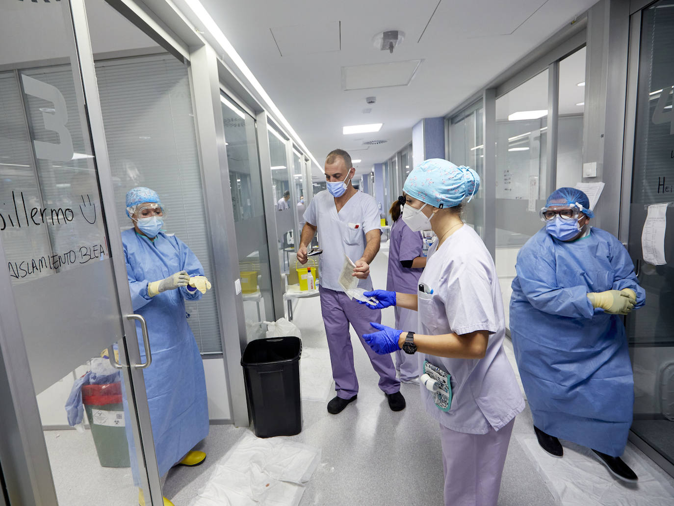 Así se trabaja en el Hospital Arnau de Vilanova de Valencia durante la segunda ola del coronavirus.