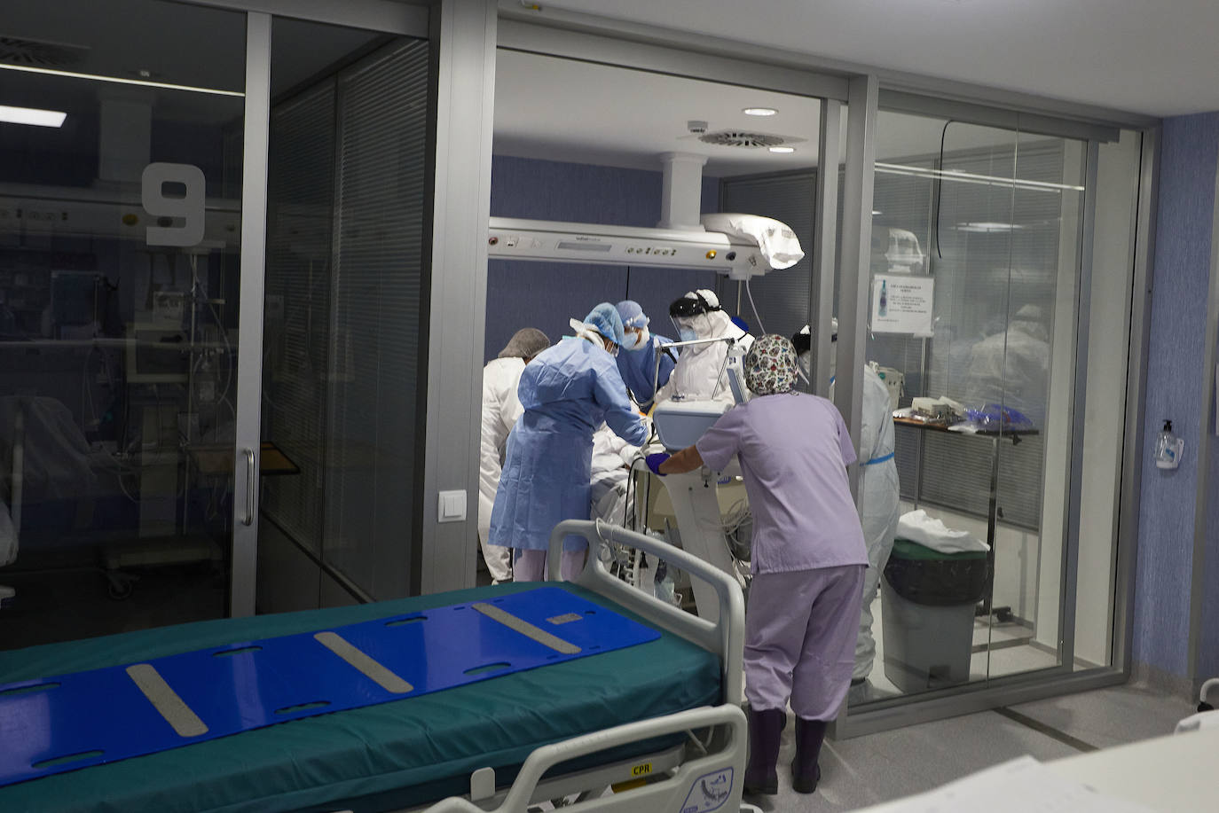 Así se trabaja en el Hospital Arnau de Vilanova de Valencia durante la segunda ola del coronavirus.