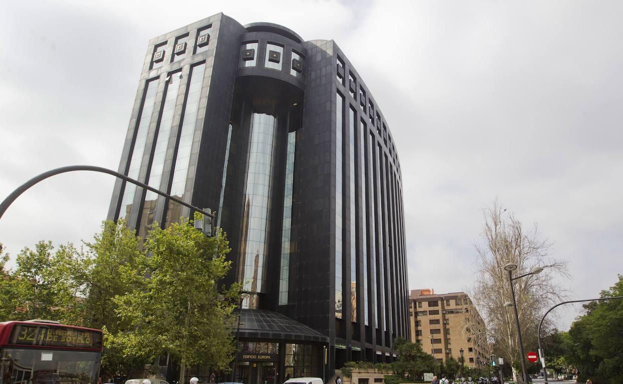 Un edificio de oficinas en la avenida de Aragón de Valencia. 