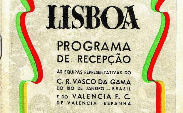 Imagen principal - Amistoso. Programa de recepción que pertenecía al colegiado James Barric. En su interior guardaba las rúbricas del cronista Sincerator, entre otros. La subasta, realizada en Inglaterra, alcanzó las 35 libras. C. V. | 500 euros. Posiblemente el primer reglamento del entonces Valencia FC. Data de 1921, no hay casi objetos tan antiguos. C. V. | Anfitrión. El banderín que el Valencia obsequió al Real Madrid como finalista en la Copa de 1929 cambió de manos por 1.500 euros. C. V.