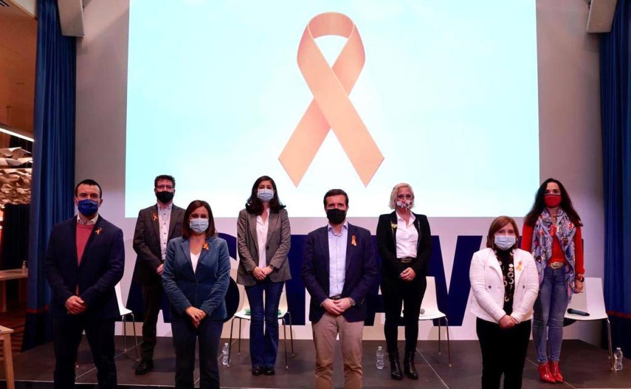 El presidente del PP, Pablo Casado, Isabel Bonig y María José Catalá, en un debate educativo en Las Naves. 