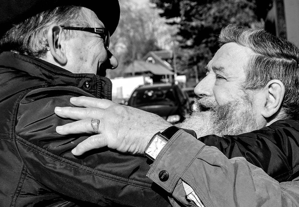 Teo Uriarte y Xabier Izko se funden en un abrazo tras reencontrarse al cabo de varios años. Su militancia en ETA cambió sus vidas.