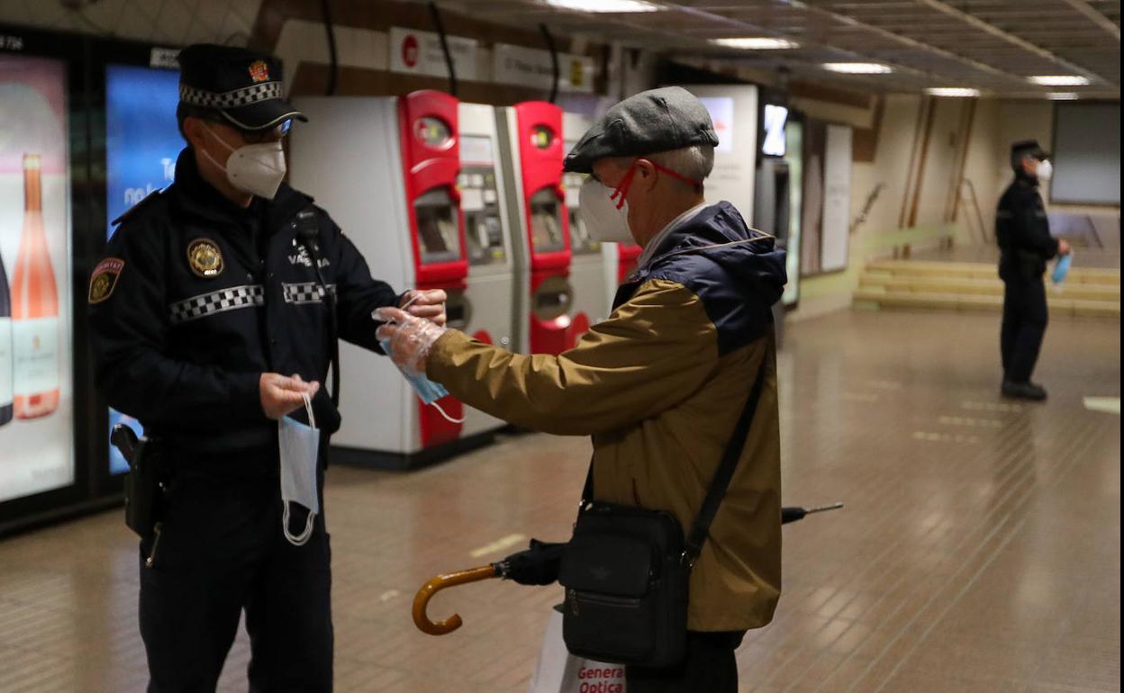 Reparto de mascarillas en Valencia