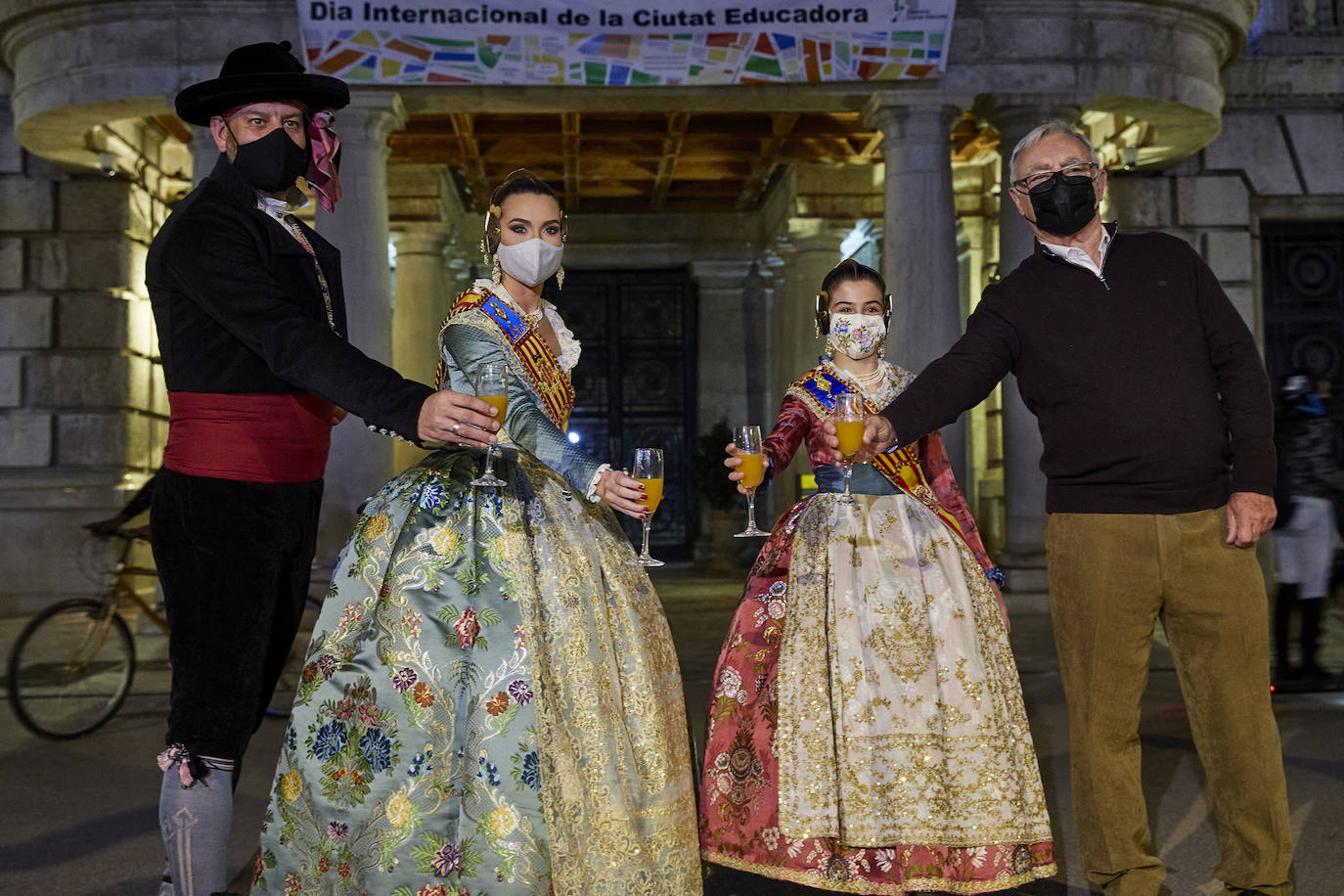 Las falleras mayores de Valencia, Consuelo Llobell y Claudia García, protagonizaron ayer la celebración del cuarto aniversario de la proclamación de las Fallas como Patrimonio de la Humanidad por la Unesco. Un brindis en la plaza del Ayuntamiento junto al alcalde, Joan Ribó, y al concejal de Cultura Festiva, Carlos Galiana, fue el acto central de un día que incluyó una ofrenda a la patrona de los pirotécnicos y visita a los talleres de los artistas de las fallas municipales de 2021.