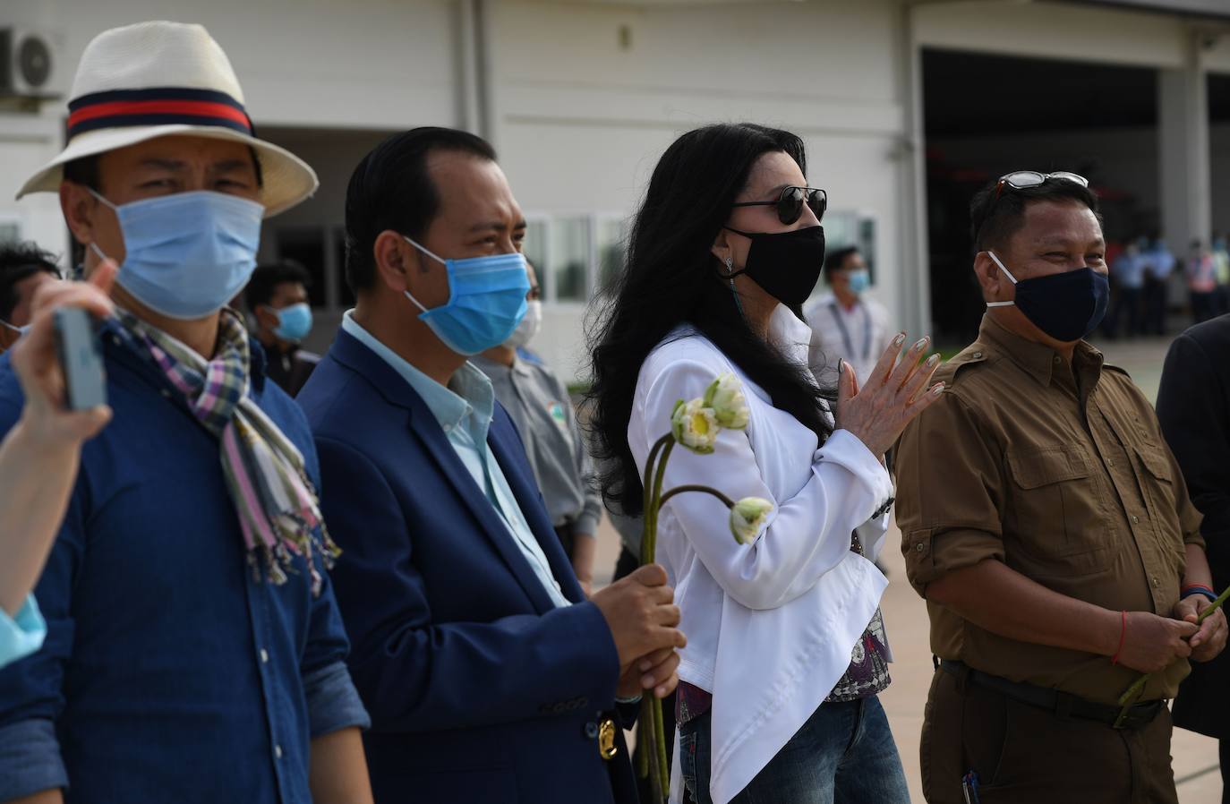 Tras años de maltrato en un zoo de Pakistán, el elefante «más solitario del mundo», llegó a Camboya el lunes, donde fue recibido por la superestrella estadounidense Cher, que lo acompañará a un santuario que alberga a otros paquidermos.