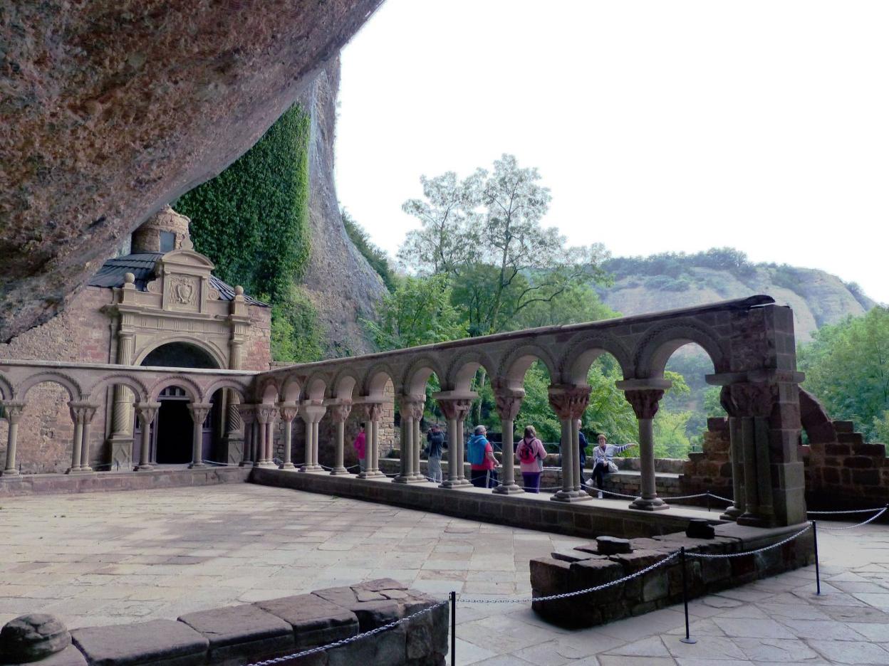 q Claustro. Monasterio de San Juan de la Peña donde se guardó el Santo Cáliz durante siglos. lp