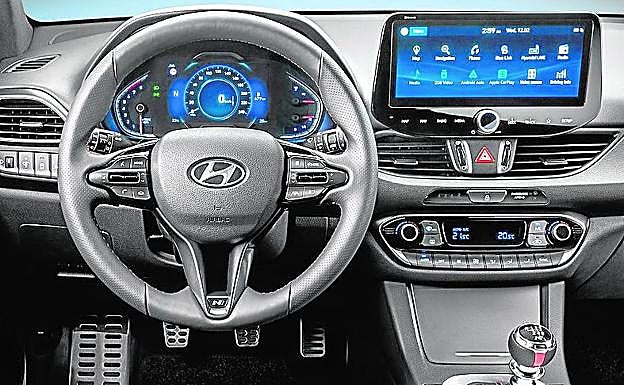 Cuadro de mandos digital de siete pulgadas y pantalla central de 10,2 pulgadas.