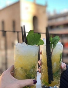 Imagen secundaria 2 - Consumición mínima de seis euros por persona en una terraza de la calle Villavieja de Alicante. 