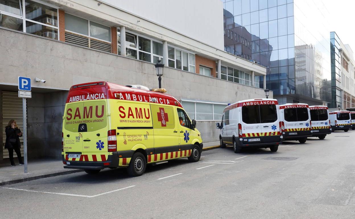 Varias ambulancia a las puertas del Hospital Clínico de Valencia. 