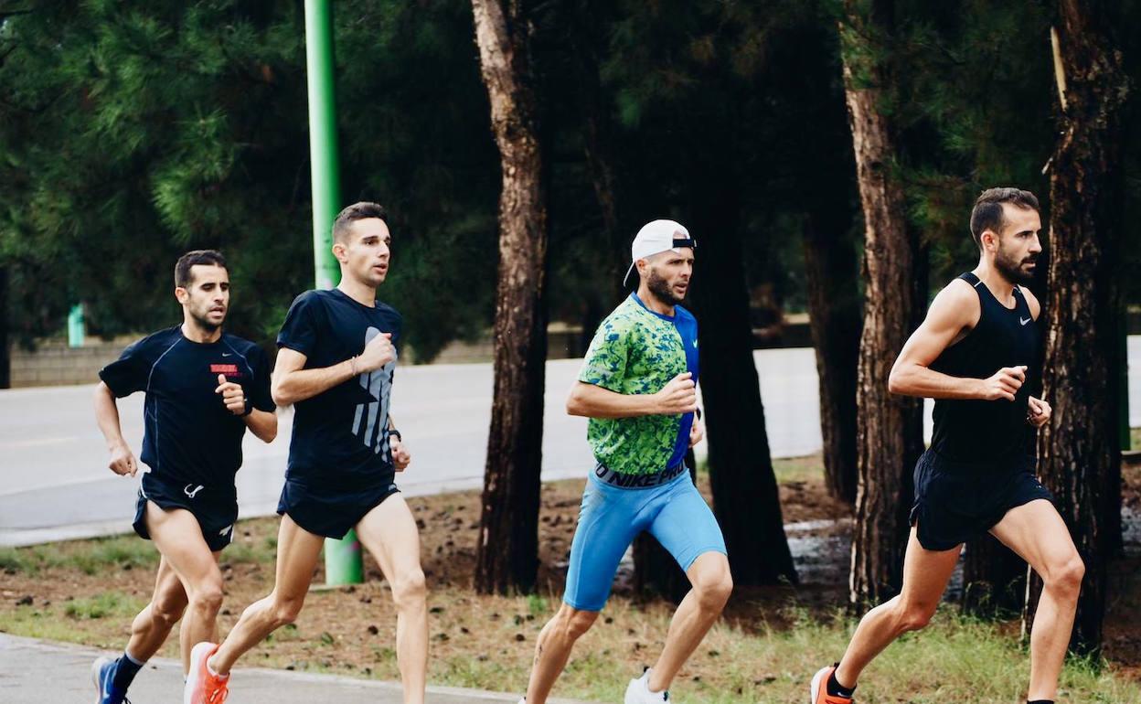 Corredores entrenándose en e lvelódromo de La Pobla de Vallbona. 