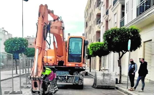 Una de las máquinas trabaja en la calle