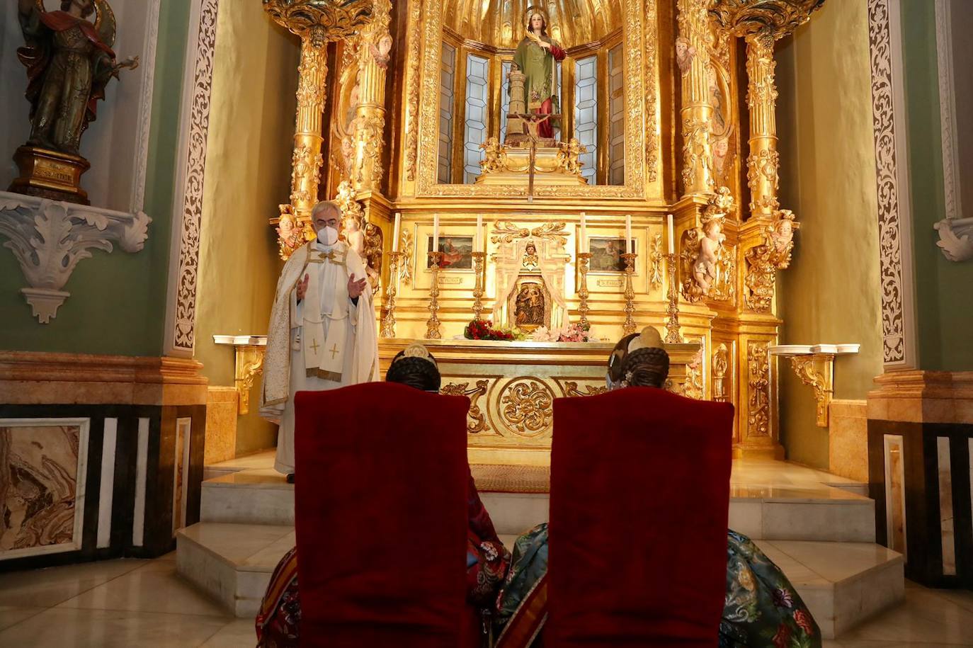 Las falleras mayores de Valencia, Consuelo Llobell y Claudia García, protagonizaron ayer la celebración del cuarto aniversario de la proclamación de las Fallas como Patrimonio de la Humanidad por la Unesco. Un brindis en la plaza del Ayuntamiento junto al alcalde, Joan Ribó, y al concejal de Cultura Festiva, Carlos Galiana, fue el acto central de un día que incluyó una ofrenda a la patrona de los pirotécnicos y visita a los talleres de los artistas de las fallas municipales de 2021.