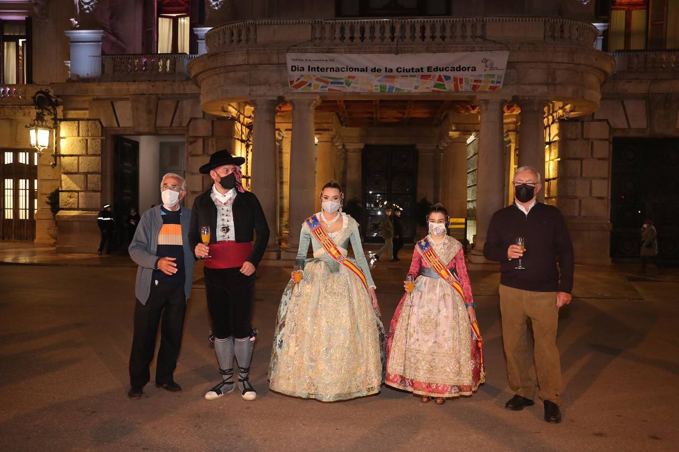 Las falleras mayores de Valencia, Consuelo Llobell y Claudia García, protagonizaron ayer la celebración del cuarto aniversario de la proclamación de las Fallas como Patrimonio de la Humanidad por la Unesco. Un brindis en la plaza del Ayuntamiento junto al alcalde, Joan Ribó, y al concejal de Cultura Festiva, Carlos Galiana, fue el acto central de un día que incluyó una ofrenda a la patrona de los pirotécnicos y visita a los talleres de los artistas de las fallas municipales de 2021.